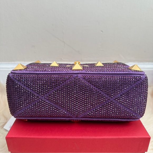 🎀SOLD🎀NWT💯% Auth Valentino Garavani Roman Stud Crystal Leather Bag - Picture 8 of 10